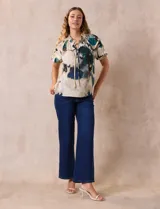 Blusa estampada con cuello fruncido y lazo, mangas cortas con volados.