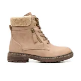 Bota de caña baja color beige, con cordones y cierre lateral. Presenta detalle de tejido de punto en el borde superior.