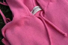 Sweater tejido artesanalmente en hilo 100% algodón color rosado, con capucha y detalles ajustables en mangas y laterales. De corte amplio.