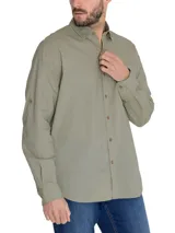 Camisa blanca de manga larga para hombre, confeccionada en algodón orgánico. Cuenta con cuello camisero, cierre con botones de madera, bolsillo en el pecho y mangas ajustables con botones.