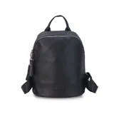 Mochila negra de símil cuero, con cierre principal y bolsillo interno con cierre. Tiene asa de mano, correas regulables y bolsillo oculto en la espalda.