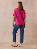Buzo tejido acanalado color fucsia, marca Ninety, con mangas cortas japonesas y cuello redondo.