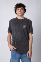 Remera gris con efecto gastado, corte semi-oversize y estampado pequeño en el pecho con un diseño de un girasol.