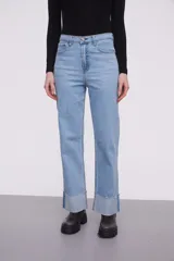 Pantalón de jean celeste grisáceo, de corte holgado y tiro alto.