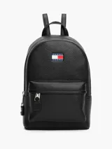 Mochila negra de poliuretano con acabado granulado, logo engomado de Tommy Jeans en el frente, asa superior, correas ajustables y bolsillo exterior con cremallera.