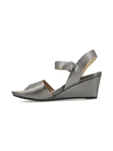 Sandalia de cuero color beige, con taco corrido de altura intermedia, suela antideslizante y hebilla metálica dorada.