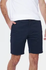 Bermuda de gabardina azul marino, corte recto, con bolsillos laterales y traseros.