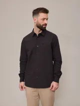 Camisa negra de algodón de manga larga, con cuello clásico y cierre frontal con botones.