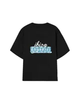 Remera rosa de corte holgado con estampado en la espalda que incluye la palabra 'ibiza' en letras cursivas y la frase 'IT TAI' en letras mayúsculas sobre cubos de hielo.