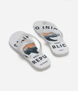 Chinelas blancas con estampado de oso de California y texto en negro.