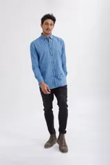 Camisa azul de manga larga con cuello abotonado.