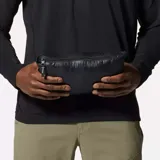Campera verde oliva de plumas, con cierre frontal, bolsillos laterales con cierre y logo de la marca bordado en el pecho.