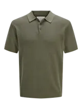 Polo de hombre color verde oliva, de punto estructurado con textura sutil, corte regular, cuello polo clásico, mangas cortas y cierre con botones.