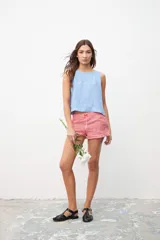 Musculosa celeste de lino con corte recto y cuello redondo.