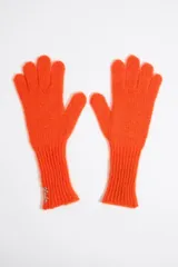Guantes negros de punto confeccionados con mezcla de alpaca, con etiqueta metálica con logo.
