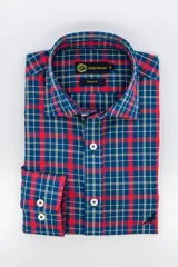 Camisa de manga larga con estampado a cuadros en tonos azul, rojo y amarillo. Corte slim fit y cuello italiano. Marca Club House.