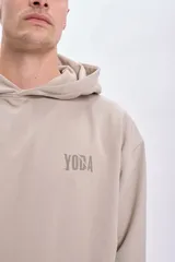 Canguro beige con capucha y estampa de Yoda con sable láser en la espalda.