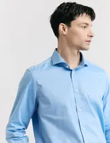 Camisa blanca de vestir, de corte clásico y manga larga.