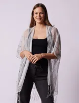 Kimono plisado color gris, marca Do Jessica McClintock, con terminación de ruedo con flecos.