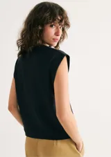 Musculosa azul marino de tejido de punto con cuello redondo y sisas amplias. Diseño minimalista y corte recto.