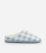 Pantufla cerrada con estampado de cuadros celestes y blancos, forro de poliéster y suela de goma termoplástica.