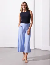 Pantalón crop de lino color celeste, marca Dash, con pretina trasera elastizada y bolsillos inclinados delanteros.