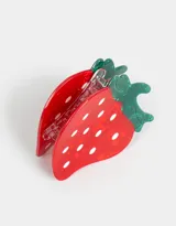 Broche de acrílico rojo con forma de frutilla y detalles en verde y blanco.