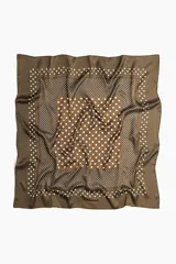 Pañuelo cuadrado color marrón con estampado de lunares blancos de diferentes tamaños.