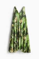 Vestido maxi de corte holgado con escote en V profundo adelante y atrás y tiras spaghetti largas en los hombros. Estampado con hojas y ananás.