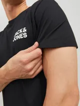 Camiseta negra de manga corta y cuello redondo, con logo Jack & Jones estampado en el pecho.