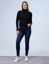 Jean skinny elastizado de tiro alto, con pretina, botón y cierre, además de bolsillos delanteros y traseros. Ideal para un look casual.