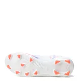 Championes de fútbol 11 Puma Future 8 Play FG, color blanco con detalles en naranja y azul.