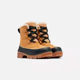 Bota de gamuza color marrón claro con detalles en negro, cordones de trekking y cuello de piel sintética.
