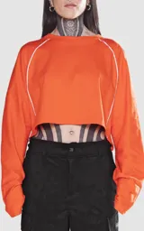 Remera corta naranja de manga larga con ribete blanco en las mangas.