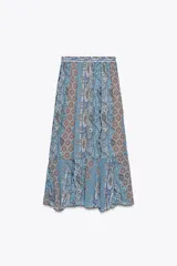Falda larga de tiro alto con cintura ajustable con lazada y bajo con volantes. Estampado con motivos paisley en tonos celeste, azul y marrón.
