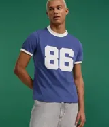 Remera deportiva de algodón blanca, corte baby tee, con cuello redondo y mangas cortas con rib en color borgoña. Estampa frontal con el número 86 en tipografía grande.