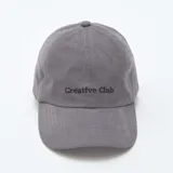 Gorra de béisbol gris con bordado en el frente.