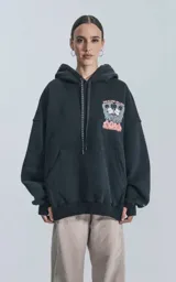 Buzo con capucha negro de frisa de algodón con calce oversize. Estampado en el frente con diseño de Mickey y Minnie Mouse con la leyenda "The Flame of Love".
