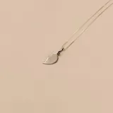 Conjunto de dos dijes de corazón en plata 925, cada uno representando una mitad, con cadena veneciana de 45 cm y cadena forcé de 50 cm.