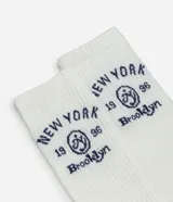 Par de medias de caña media color blanco, con estampa de la frase "New York Brooklyn" en azul.