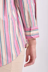 Camisa de manga larga con rayas verticales en tonos rosa, blanco, azul y rojo.