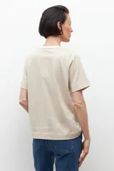 Remera de manga corta con diseño color block en crudo, blanco y negro.