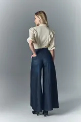 Jean oxford de tiro alto y pata ultra ancha confeccionado en denim confort con lavado azul oscuro. Presenta bordado de alas en los bolsillos traseros y forrería estampada con el logo de la marca.