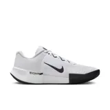 Championes de tenis Nike GP Challenge Pro blancos con logo negro en el lateral.