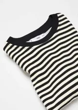 Camiseta de punto a rayas horizontales blancas y negras, de corte recto, cuello redondo y manga larga.