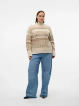 Sweater de punto color crema con cuello alto y estampado geométrico en tonos marrones.
