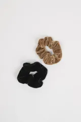 Pack de dos scrunchies de terciopelo, uno color negro y otro color marrón claro.
