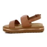 Sandalia de plataforma color negro, con dos tiras anchas sobre el empeine y una tira ajustable con hebilla dorada en el tobillo. La plataforma tiene un detalle de línea dorada.