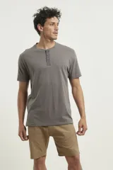 Remera gris con cuello redondo y tapeta con tres botones.
