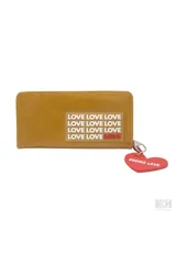 Billetera de cuero sintético color camel con cierre perimetral y dije de corazón rojo con la inscripción "Oreiro Love". Estampado frontal con la palabra "Love" repetida varias veces.